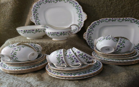 Aynsley Tea Sets: Fine Bone China & Collectible Pieces
