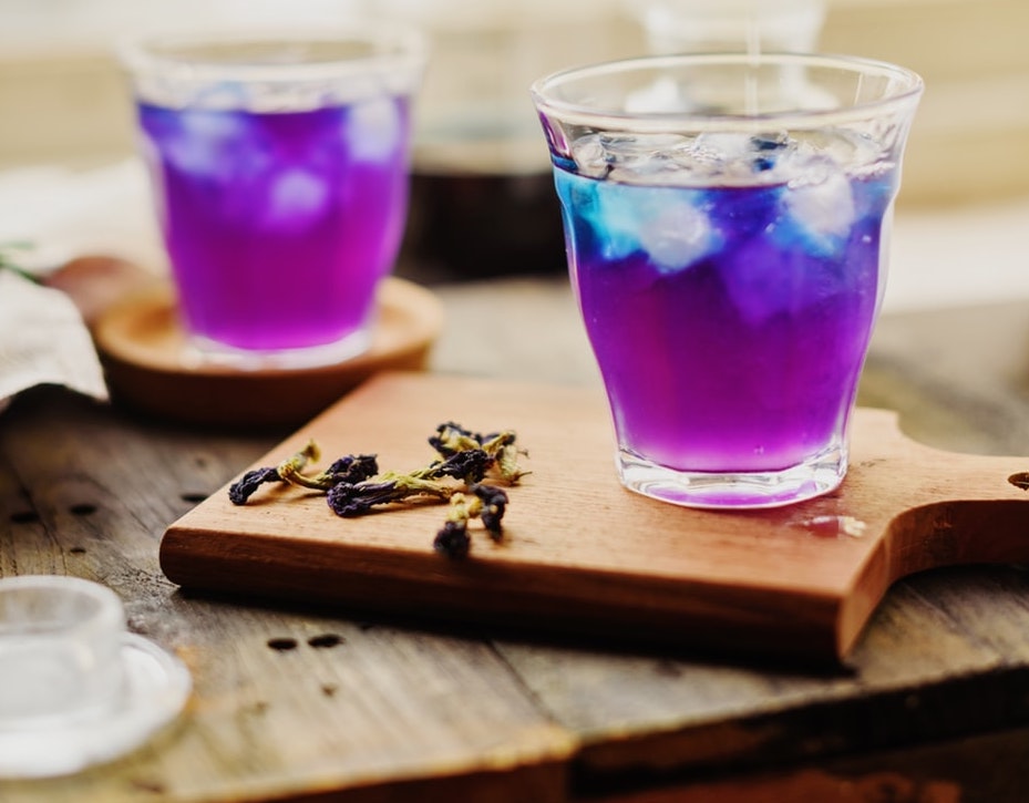 what does butterfly pea tea taste like