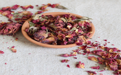 rose petals in tea