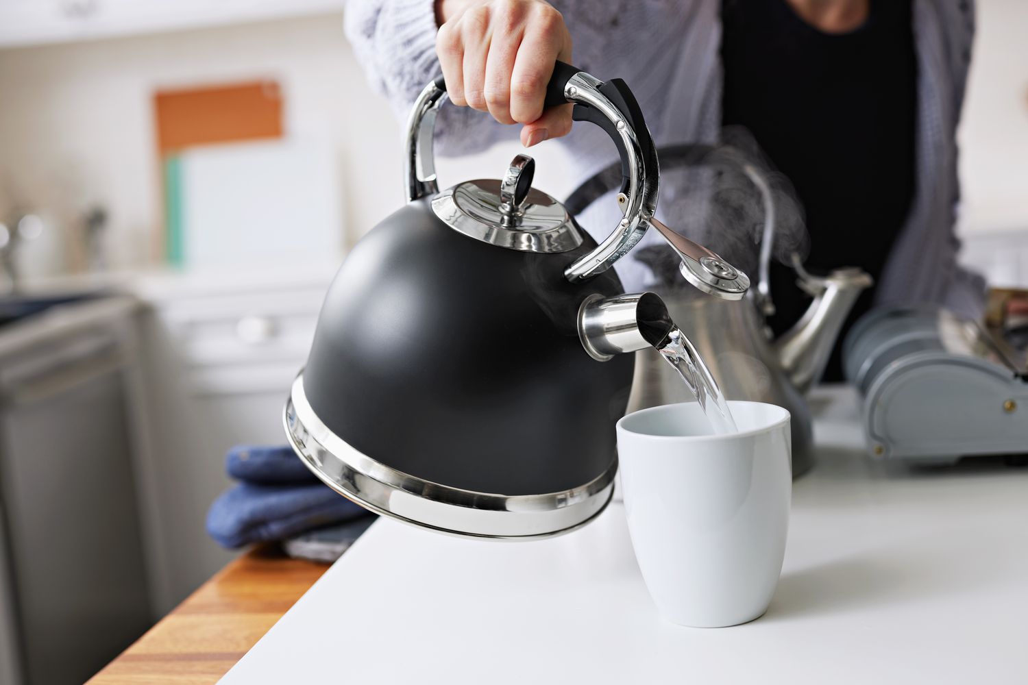 Simple Guide to Choose a Tea Kettle Black and White That You Will Love