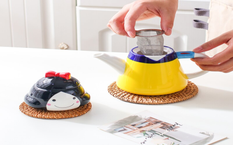 snow white tea pot